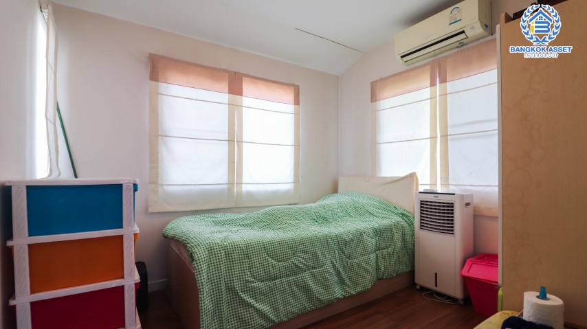 บ้านเดี่ยวมือสอง นนทบุรี ม.ชัยพฤกษ์ บางใหญ่ คุณภาพจากแบรนด์ L&H เนื้อที่กว้าง 56.20 ตร.ว. ฟังก์ชัน 3 ห้องนอน 3 ห้องน้ำ 2 ที่จอดรถ ภายในตกแต่งโมเดิร์น สภาพมือหนึ่ง พร้อมเข้าอยู่ได้เลย! โครงการตั้งบนทำเลเดินทางสะดวก ใกล้รถไฟฟ้าสายสีม่วง "สถานีคลองบางไผ่" และจุดขึ้นทางด่วน "กาญจนาภิเษก"